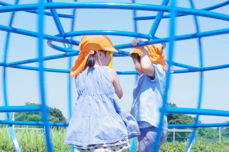 子供と公園と夏の太陽