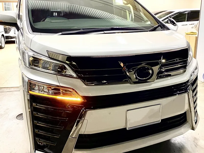最近よく見る「流れるウインカー」って何?車検は通るの?