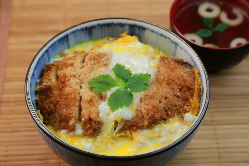 なぜ蕎麦屋なのにかつ丼が有名なのか