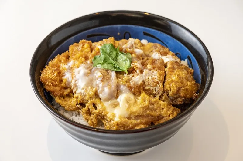 なぜ蕎麦屋なのにかつ丼が有名なの？