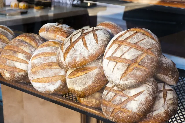 昔は固いパンが皿代わりだった！中世ヨーロッパの食器について