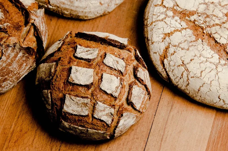 昔は固いパンが皿代わりだった！中世ヨーロッパの食器について