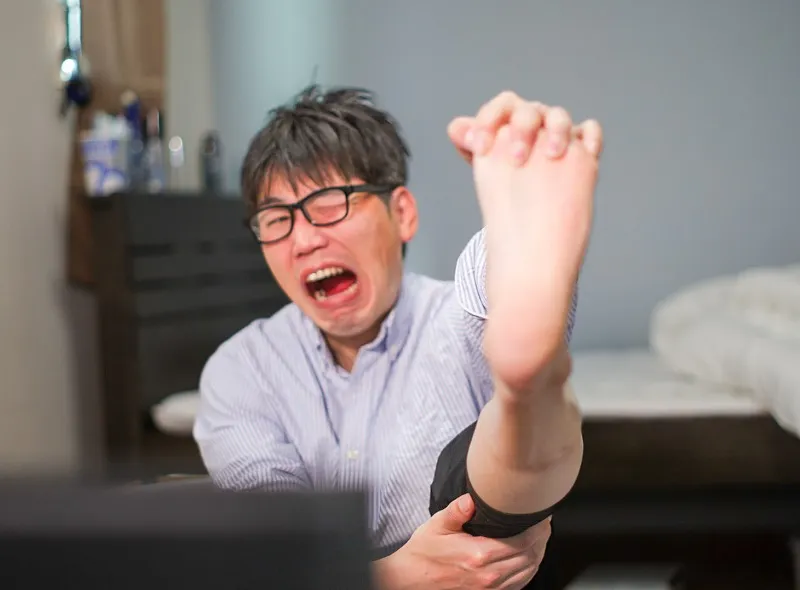 夏のエアコン生活で増える足が攣る原因と対策