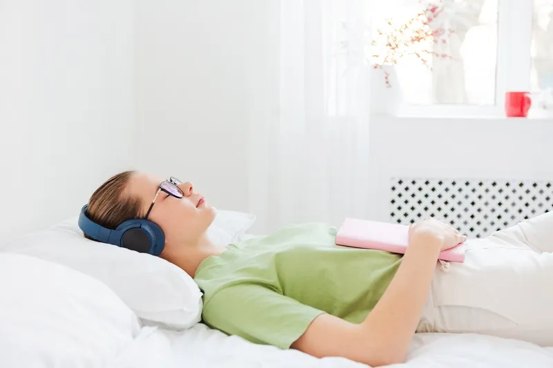 寝る前に音楽を聴くと睡眠の質が高まる！？